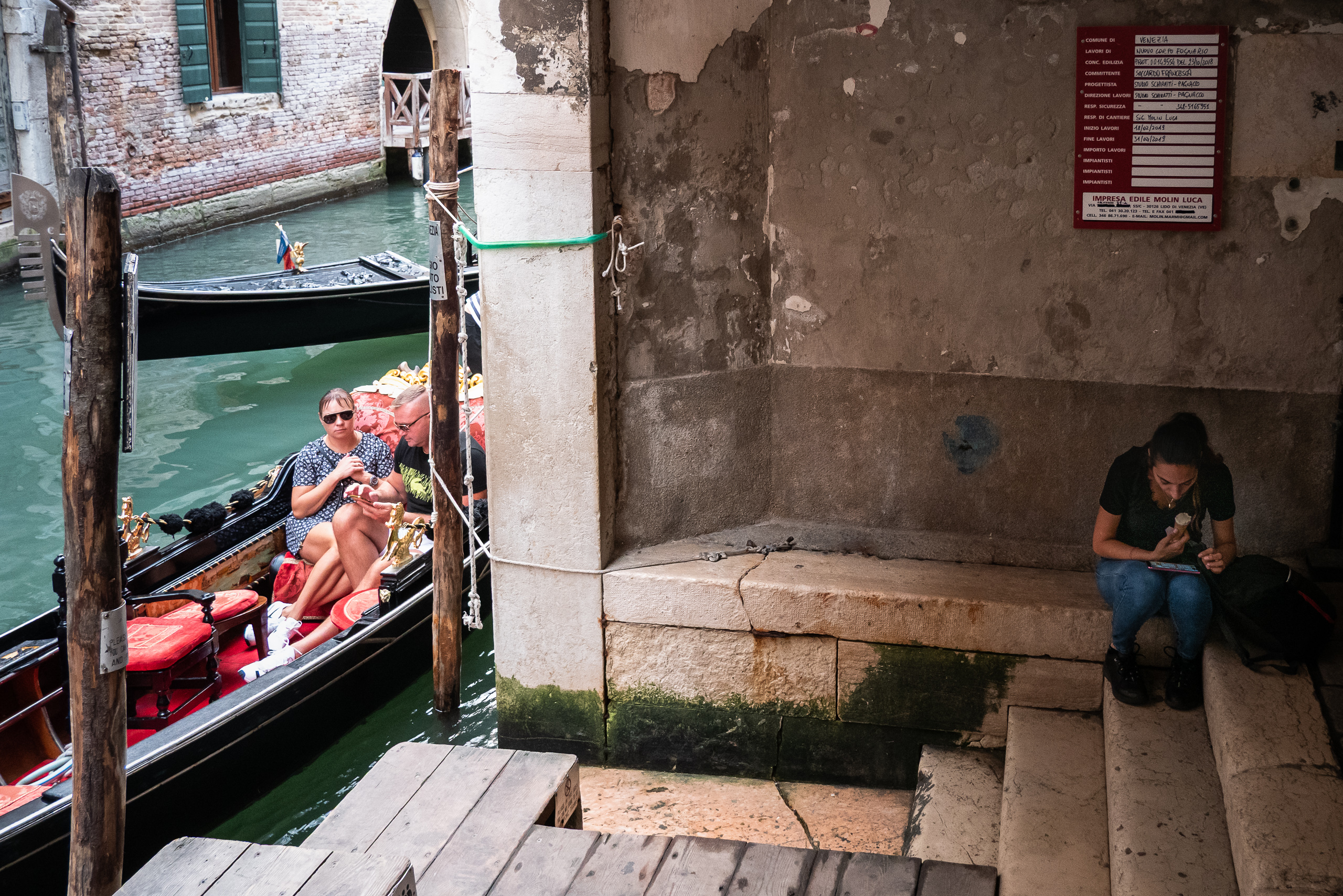 Gondel mit Touristen im Kanal – daneben eine Pause mit Eis
